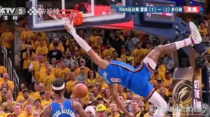 步行者再现失误,杰威断球快攻暴扣成功 步行者再现失误,杰威断球快攻暴扣成功